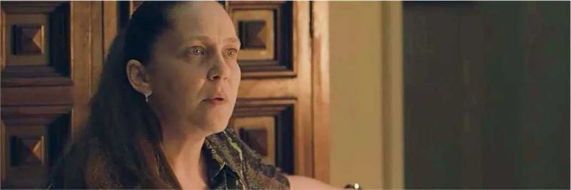 Judith (Isabela Garcia) tenta colocar Robério (Heitor Martinez) para fora do casarão, na novela 'O Sétimo Guardião' 